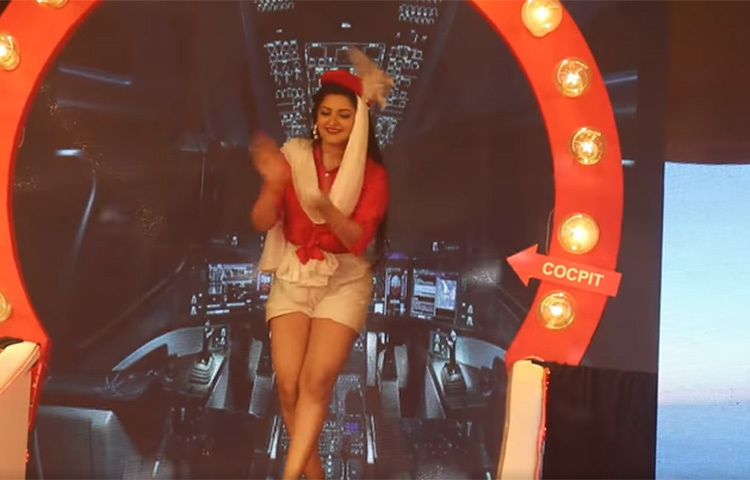 ককপিটে পরীমনি। ছবি: ভিভিও থেকে নেওয়া