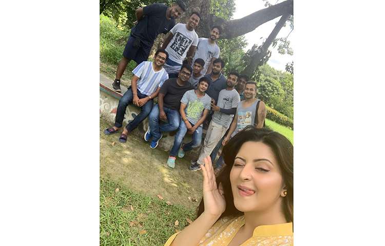 সেলফিতে পরীমনির দুষ্টুমি।