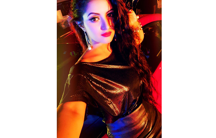 আলো ঝলমলে পরীর রূপ।