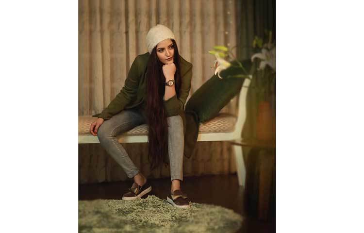 দীর্ঘ চুলের পরীমনি।