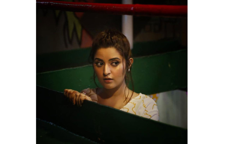 পরীমনি আপন মনে কথা বলছেন চোখের ভাষায়!