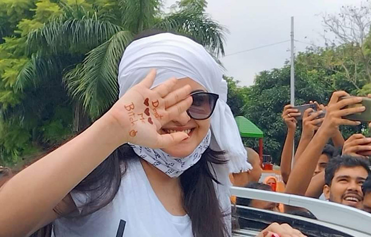 জামিনে মুক্ত হয়ে হাস্যোজ্জ্বল পরীমনি। ছবি: সংগৃহীত