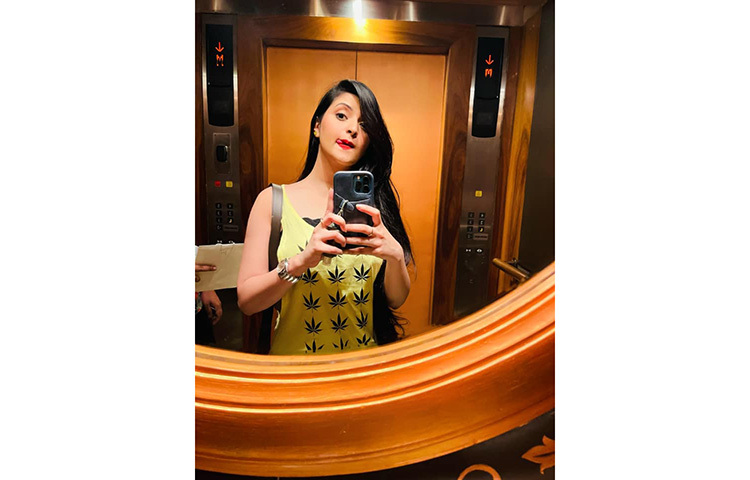 ছবিতে দেখা গেছে পরীমনি বেশ আনন্দে সময় কাটাচ্ছেন। ছবি: ফেসবুক