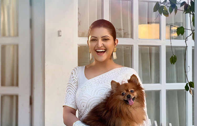 এই ছবি দেখে বোঝা যায় পরীমনি কুকুর অনেক পছন্দ করেন। ছবি: ফেসবুক