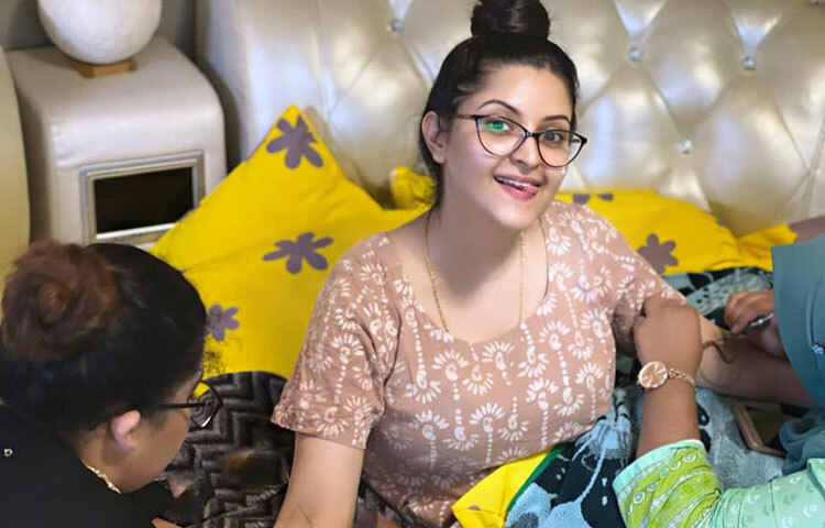 পরীমনি আরও লেখেন,  ‘মেহেদি পরা যে এতো কঠিন ধৈর্যের ব্যপার বিশ্বাস করো নেহা আপু আমি বুঝতেই পারিনি। যদি একটু বুঝতে পারতাম, বাবারে তোমাদের ধৈর্যের কথা চিন্তা করে নিজে একটু শান্ত্বনা পাই। অনেক জ্বালিয়েছি তোমাদের সরি এতো বেশি নড়াচড়া করি না কিন্তু আমি। সব দোষ তোমাদের অনাগত মাম্মাটার।’