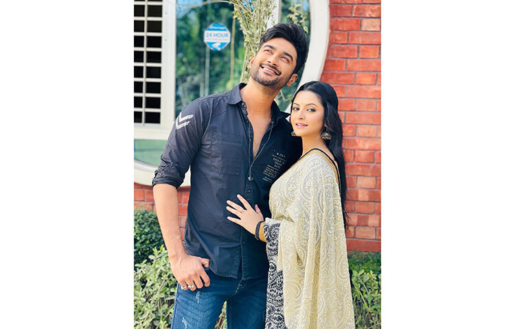 ছবি পোস্ট করে পরীমনি লিখেছেন ‘৭ম সপ্তাহে মুখোশ! মুখোশ টিমের পক্ষ থেকে সবাইকে নববর্ষের শুভেচ্ছা। শুভ নববর্ষ।’ ছবি: ফেসবুক