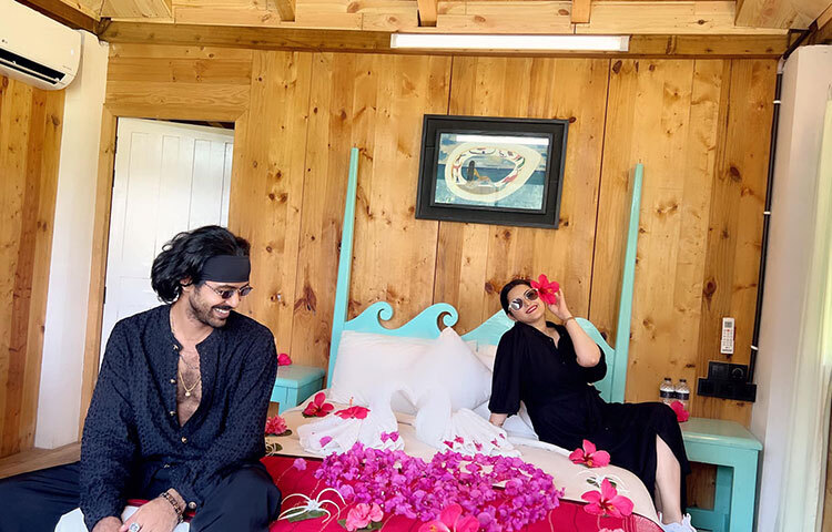 রাজের সঙ্গে আনন্দঘন মুহূর্তের ছবি প্রকাশ করে ক্যাপশনে পরীমনি লিখেছেন ‘রাজ’। ছবি: ফেসবুক