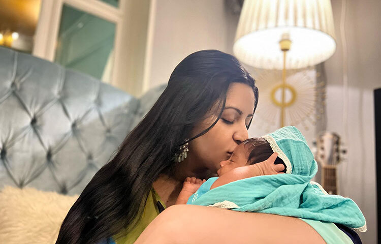 গত শনিবার রাজ্যের বয়স এক মাস পূর্ণ হয়েছে। আর দিনটি উদযাপন করতে ভোলেননি এ দম্পতি। কেক কেটে ছেলের মাসপূর্তির উদযাপন করেছেন রাজ-পরী। ছবি: ফেসবুক