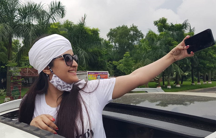 মুক্ত হয়ে সেলফিতে পরীমনি। ছবি: জাগো নিউজ