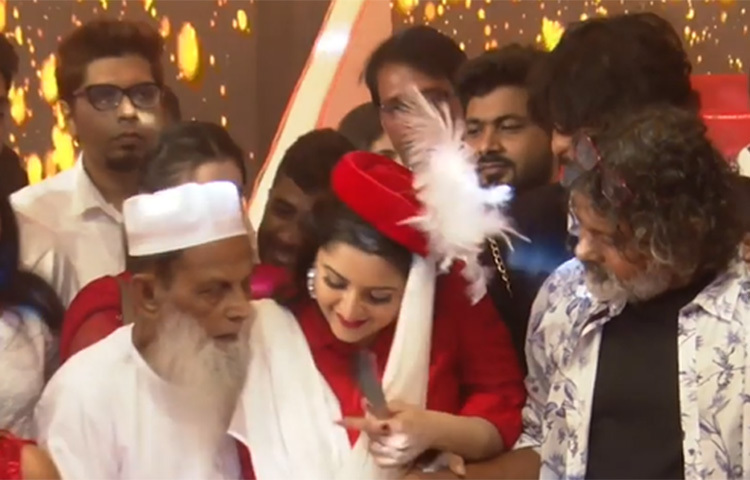 প্রতি বছরের ধারাবাহিকতায় এবারও পরীমনি জন্মদিন উপলক্ষে জমকালো আয়োজন করলেন। সেখানে উপস্থিত ছিলেন তার একমাত্র অভিভাবক নানা। আমন্ত্রিত ছিলেন তার মতাদর্শের কয়েকজন পরিচালক, সাংবাদিক ও শোবিজের মানুষ। ছবি: ভিভিও থেকে নেওয়া