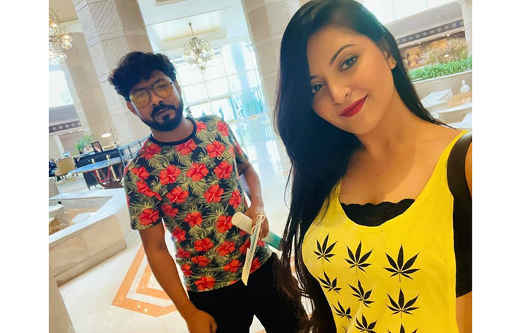 পরীমনি তার ভ্রমণসঙ্গীদের সাথে সেলফিবন্দি হয়েছেন। ছবি: ফেসবুক