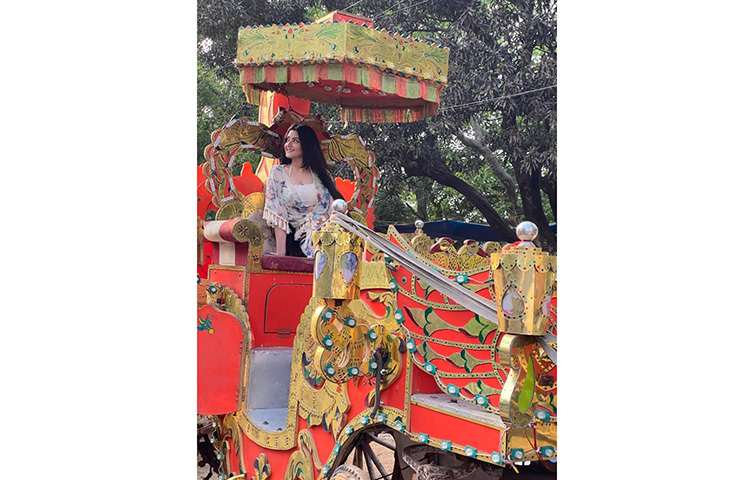 কলকাতার ঐতিহ্যবাহী গাড়িতে পরীমনি। ছবি: ফেসবুক