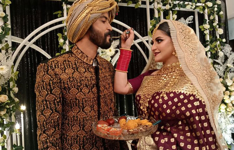 বিয়ের আসরে বরকে মিষ্টি মুখ করাচ্ছেন পরী। ছবি: সংগৃহীত