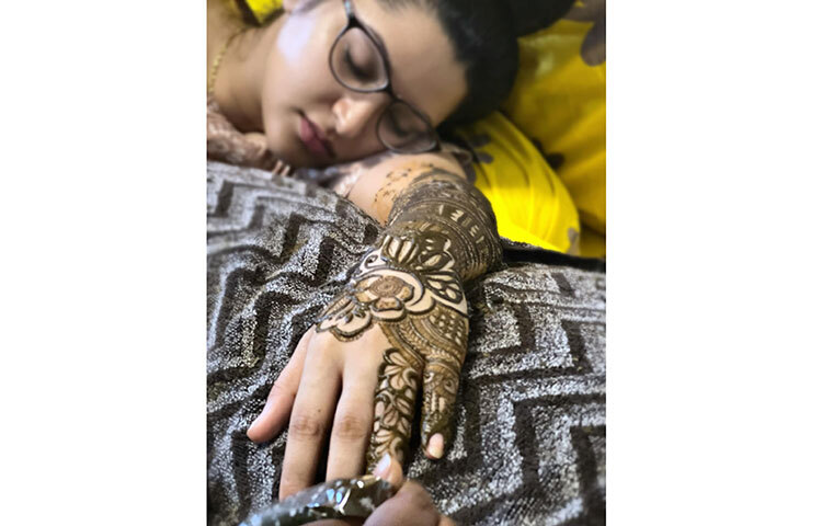 মনের সুখে পরীর হাতে মেহেদি দিয়ে আলপনা আঁকা চলেছে। ছবি: ফেসবুক