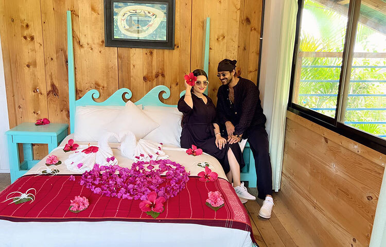 ফুল দিয়ে সাজিয়েছেন বিছানা। পাশাপাশি কানেও ফুল গুজেছেন পরীমনি। ছবি: ফেসবুক