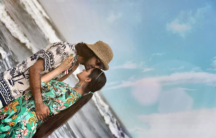 আজ পরীমনির ফেসবুক পেজে আপলোড করেন কিছু রোম্যান্টিক ছবি। যেখানে দেখা গেছে, সমুদ্রের তীরে দাঁড়িয়ে পরম আদরে একে-অপরকে জড়িয়ে আছেন পরীমনি-রাজ। ছবি: ফেসবুক