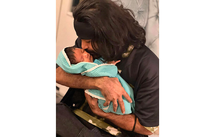 ছেলেকে আদর করছেন রাজ। ছবি: ফেসবুক