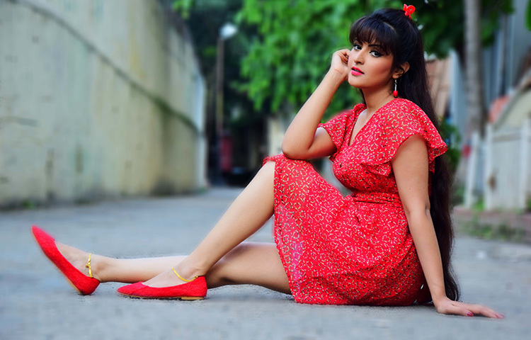 নায়িকা খ্যাতি লাভ করার পর একজন সাংবাদিকের সাথে তার বিয়ে হয় পরীর। সম্প্রতি সেই সংসারও ভেঙ্গে যায়। ছবি: জাগো নিউজ