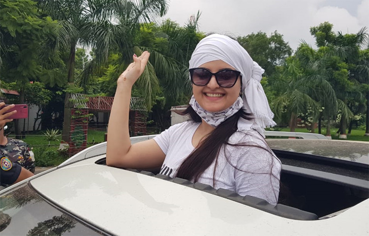 সবাইকে অভিবাদন জানাচ্ছেন পরীমনি। ছবি: জাগো নিউজ