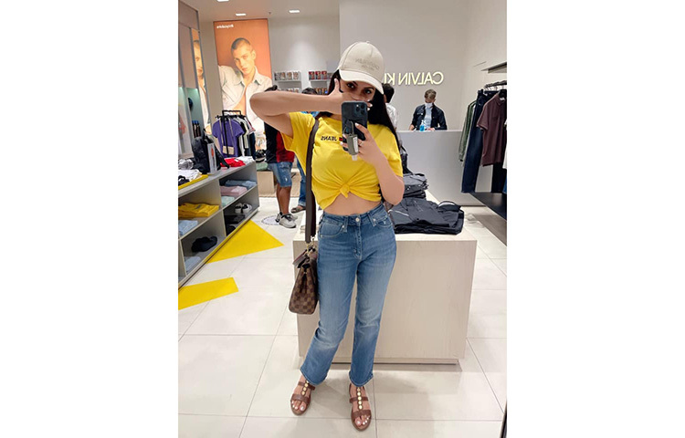 পোশাকের দোকানে ছবি তুলছেন পরী। ছবি: ফেসবুক