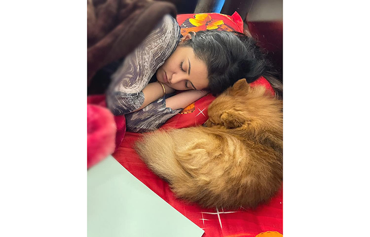 প্রিয় কুকুর নিয়ে ঘুমানোর ছবিতে পরীমনি ক্যাপশনে লিখেছেন ‘মায়া মায়া লাগে না বলো?’। ছবি: ফেসবুক