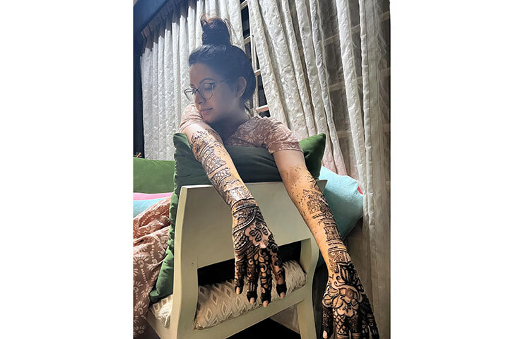 মেহেদিতে হাত রাঙিয়ে বেশ আনন্দিত পরীমনি। ছবি: ফেসবুক