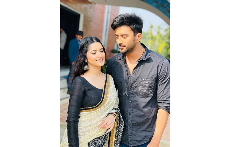 পরী-রোশানের ‘মুখোশ’ ছবিটি রচনা ও পরিচাল করেছেন ইফতেখার শুভ। ছবি: ফেসবুক