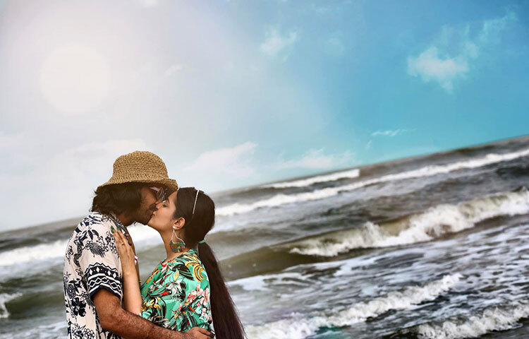 চুম্বনরত অবস্থায়ও ক্যামেরাবন্দি হয়েছেন রাজ-পরীমনি। ছবি: ফেসবুক