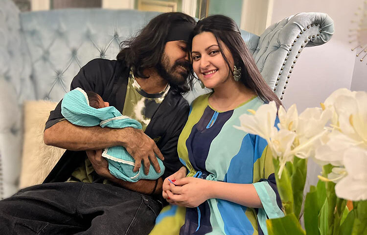 কেক কাটার ছবি ফেসবুকে প্রকাশ করে পরী লিখেছেন, ‘আমার ছেলের বয়স এক মাস হয়ে গেল। আলহামদুলিল্লাহ। হ্যাপি ওয়ান মান্থ, বাজান। ধন্যবাদ রাজ।’ ছবি: ফেসবুক