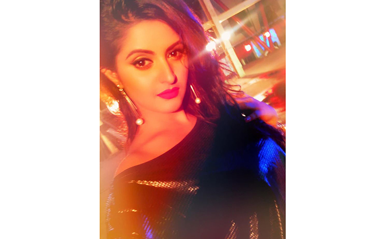 পোশাকে উচ্ছ্বল পরী।