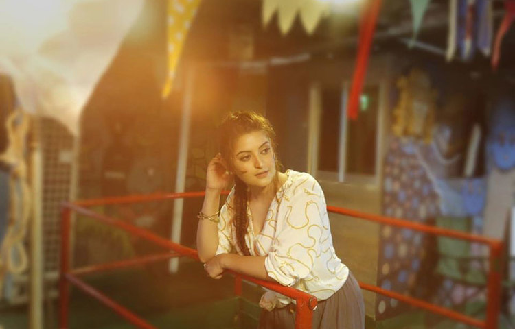 এই ছবি দেখে পরীমনির এক ভক্ত কমেন্টেস করেছেন ‘অনেক সুন্দর লাগছে তোমায়’।