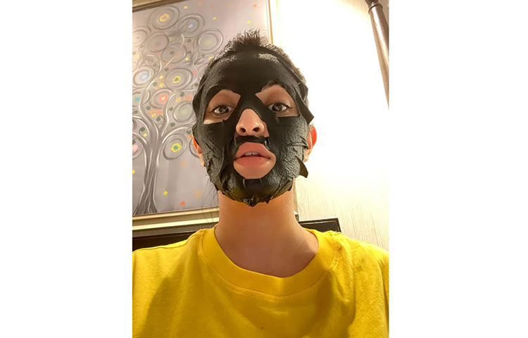 কালো ফেস মাস্ক পরে সেলফিতে পরীমনি। ছবি: ফেসবুক