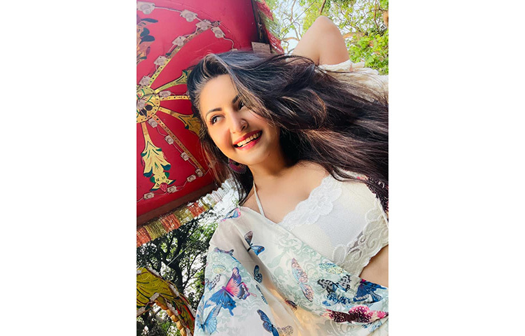 গাড়িতে উচ্ছ্বসিত পরীমনি। ছবি: ফেসবুক