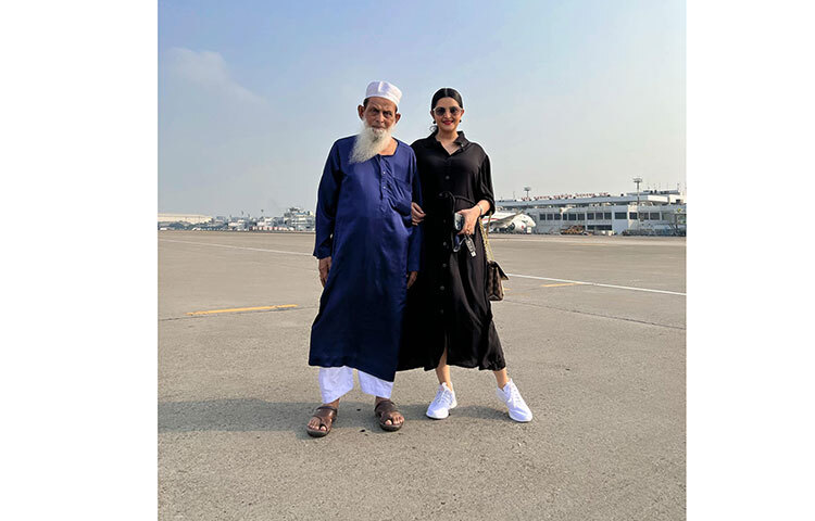 নানার সঙ্গে ক্যামেরাবন্দি পরীমনি। ছবি: ফেসবুক