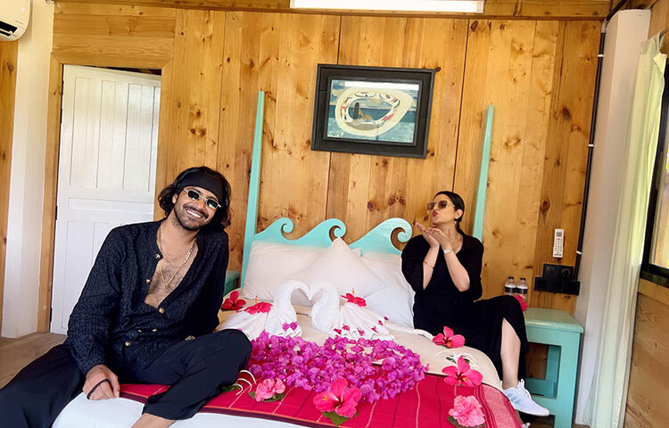 রাজের সঙ্গে দুষ্টুমিতে মেতেছেন পরীমনি। ছবি: ফেসবুক