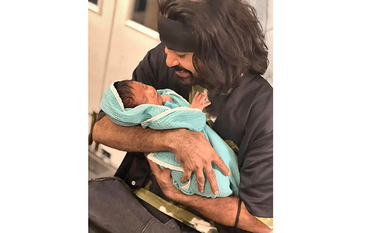 ছেলেকে নিয়ে আনন্দের সীমা নেই রাজ-পরীর। ছবি: ফেসবুক