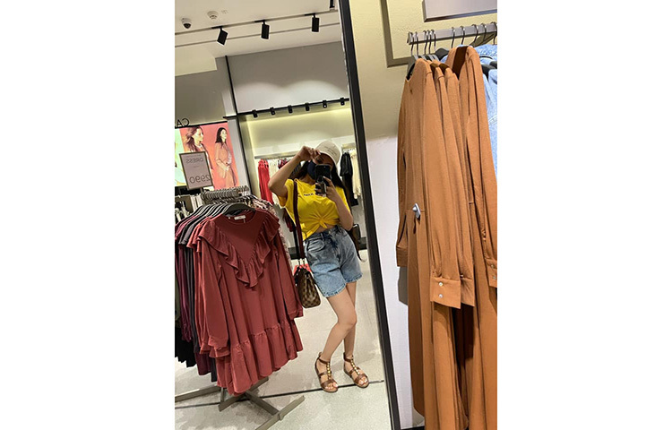 ছবি দেখে বোঝা যাচ্ছে পরীমনি নিজের জন্য পোশাক কিনছেন। ছবি: ফেসবুক