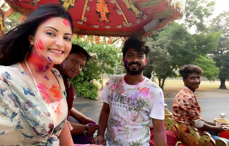 পথ চলতে চলতে আড্ডা। ছবি: ফেসবুক