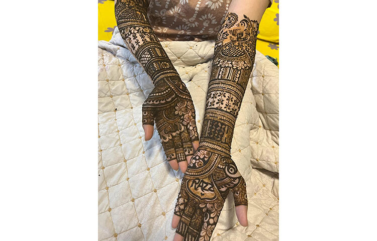 আপলনা এঁকে পরী হাতে লিখেছেন ‘রাজ’। ছবি: ফেসবুক