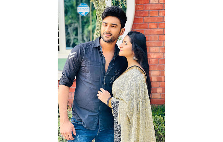 ‘মুখোশ’ ছবিটি দেখে দর্শকদের কাছ থেকে বিপুল প্রশংসা পেয়ে মুগ্ধ পরী-রোশান। ছবি: ফেসবুক