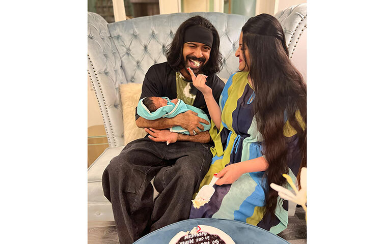 ছেলের মাসপূর্তির কেক নিয়ে দুষ্টুমিতে মেতেছেন রাজ-পরী। ছবি: ফেসবুক