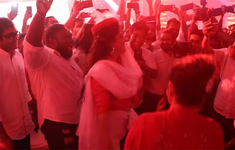 জন্মদিনে অনুষ্ঠানে আনন্দ করেছেন আমন্ত্রিতরাও। ছবি: ভিভিও থেকে নেওয়া