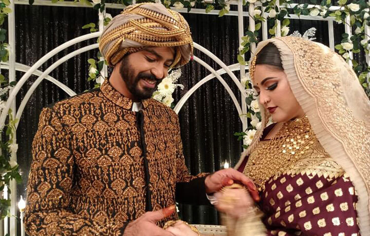 বিয়ের আসরে রাজ-রানির বেশে সেজেছিলেন রাজ-পরী। ছবি: সংগৃহীত