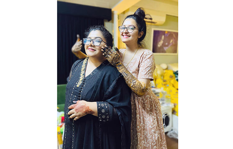 মেহেদিতে আলপনা আঁকার সময় দুষ্টুমিতে পরীমনি। ছবি: ফেসবুক