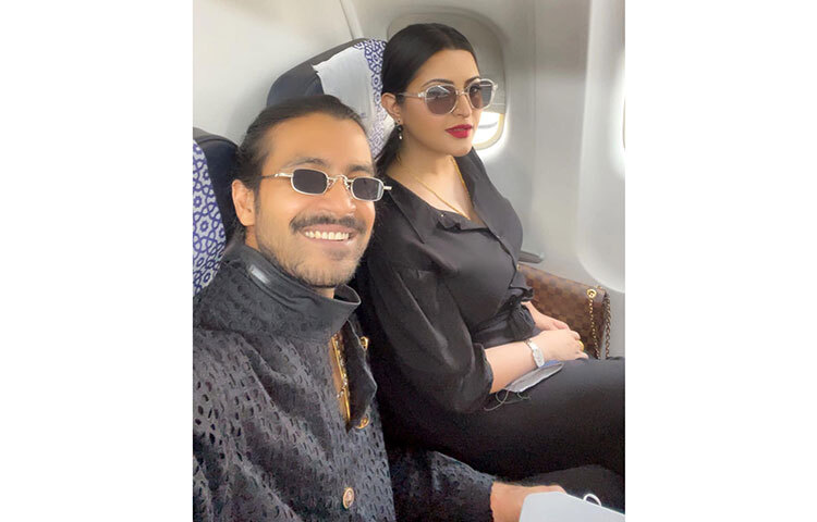 বিমানের সিটে বসে সেলফি তুললেন রাজ। ছবি: ফেসবুক