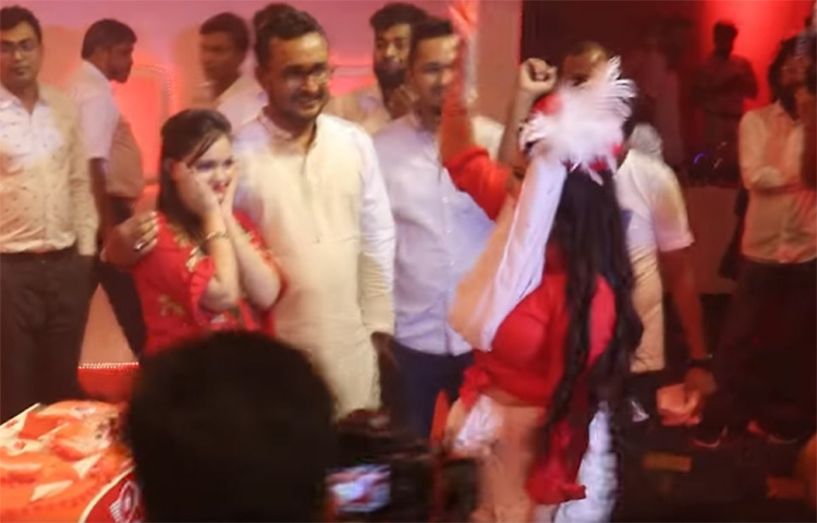 জন্মদিন উপলক্ষে পরীমনি তার শুভাকাঙ্ক্ষী, আত্মীয়-স্বজনদের কার্ড দিয়ে আমন্ত্রণ করেন। ছবি: ভিভিও থেকে নেওয়া