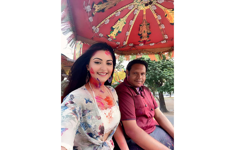 সেলফি তুলতে ব্যস্ত পরীমনি। ছবি: ফেসবুক