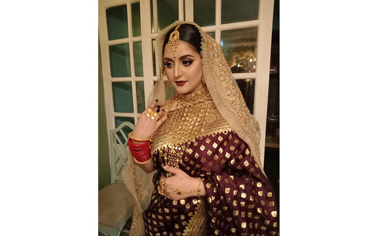 লাজুক হাসিতে পরীমনি। ছবি: সংগৃহীত