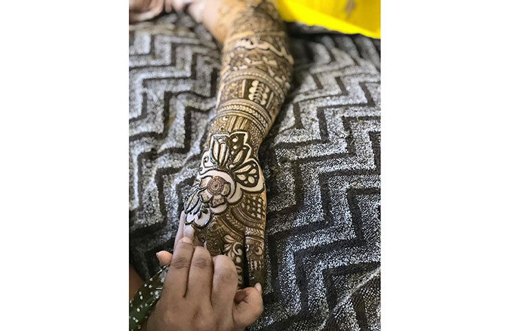 বাহারি ডিজাইনে আঁকা হয়েছে পরীর হাতের আলপনা। ছবি: ফেসবুক