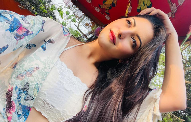 মনের আনন্দে কলকাতা ঘুরে বেড়াচ্ছেন পরীমনি। ছবি: ফেসবুক